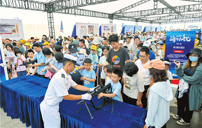 海口艦相關國防知識展吸引民眾爭相“打卡”